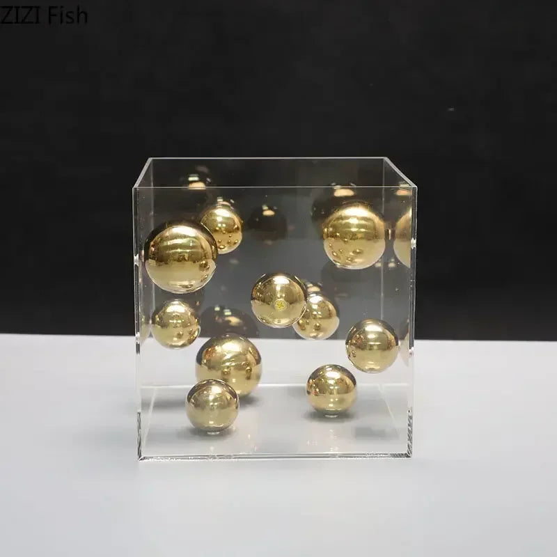 décoration moderne cube transparent boules colorées rouge bleu argent doré minimalistes