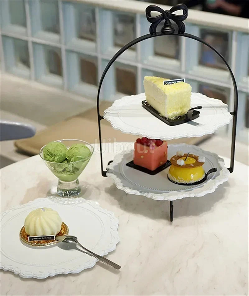 support desserts blanc doré vintage assiettes dentelle élégantes gâteaux crème glacée