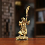 statuette dorée guerrier chinois statuaire traditionnelle ornement maison armure antique décoration intérieure hallebarde historique