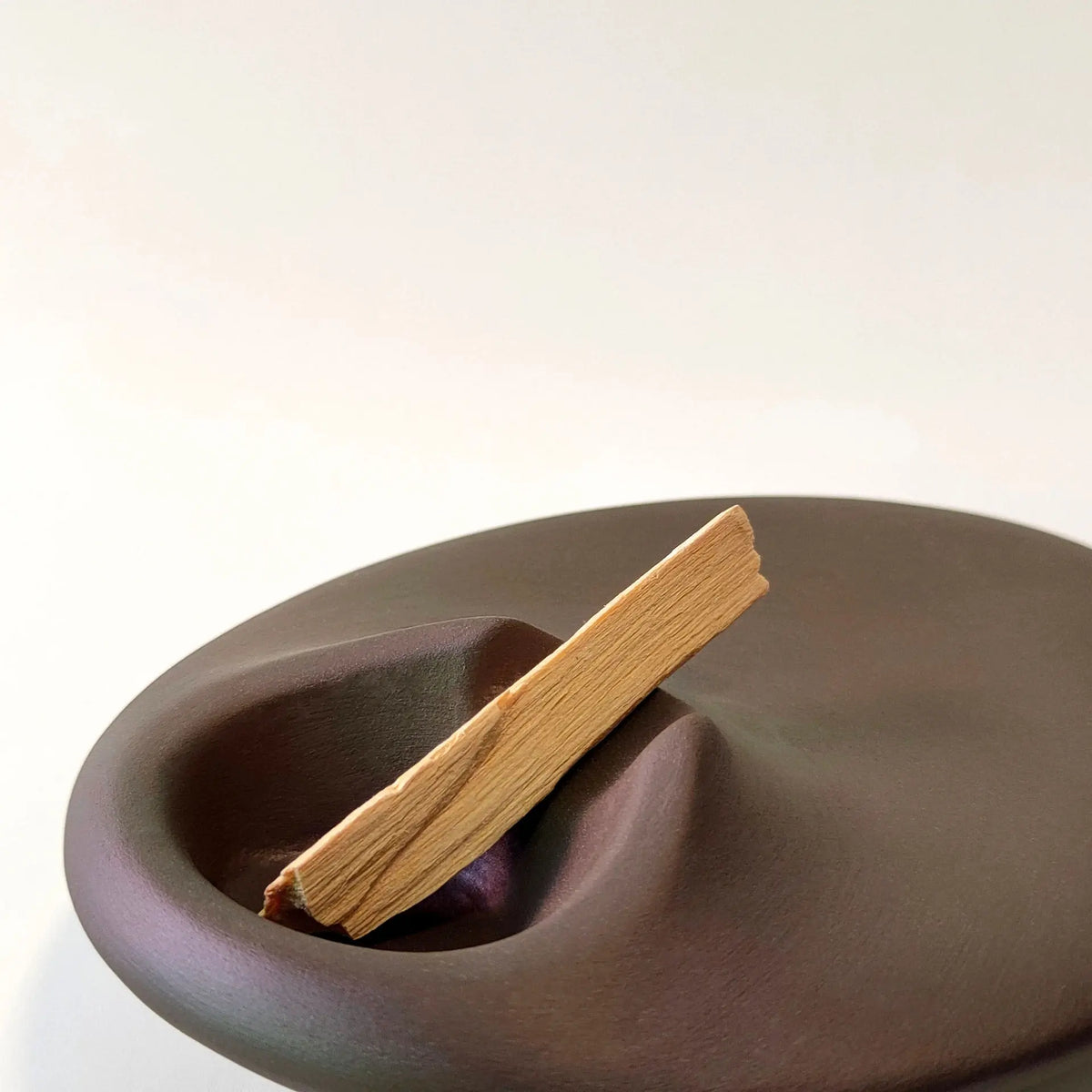 support allumettes marron foncé rond moderne plateau brûlant sauge ciment décoration yoga méditation