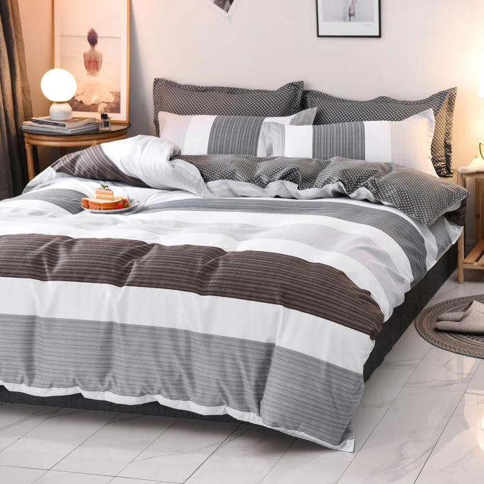 Housse de couette géométrique à rayures classiques sur un lit queen
