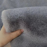 coussin peluche gris clair fourrure synthétique douce moderne poignée cuir beige