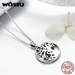 Collier porté autour du cou sur fond neutre