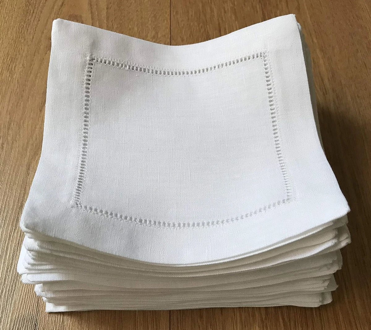 serviettes cocktail blanc classique bordure brodée réutilisables table restaurant 15x15cm pack 6pcs