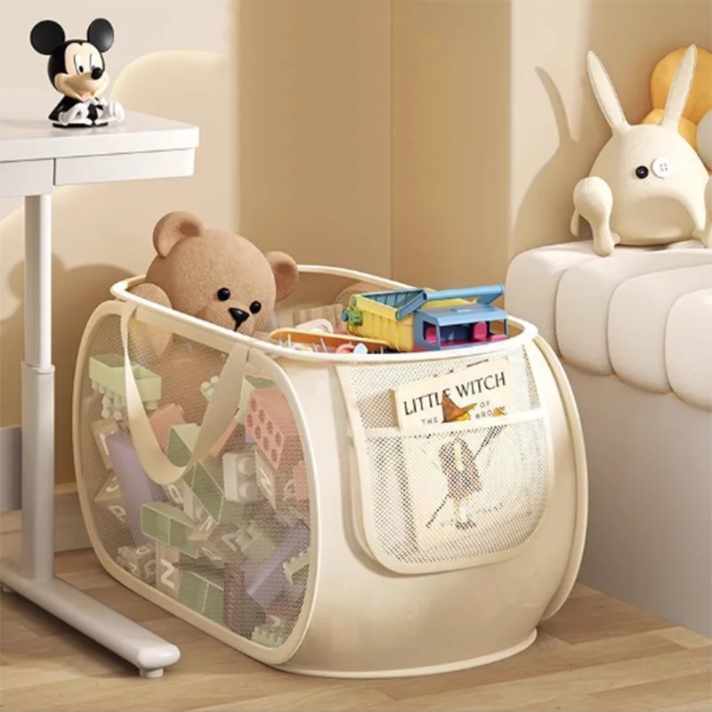 Panier rangement jouets transparent dans une chambre d'enfant