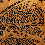 Motifs géométriques abstraits en noir sur fond ocre, créant une texture complexe et intéressante.