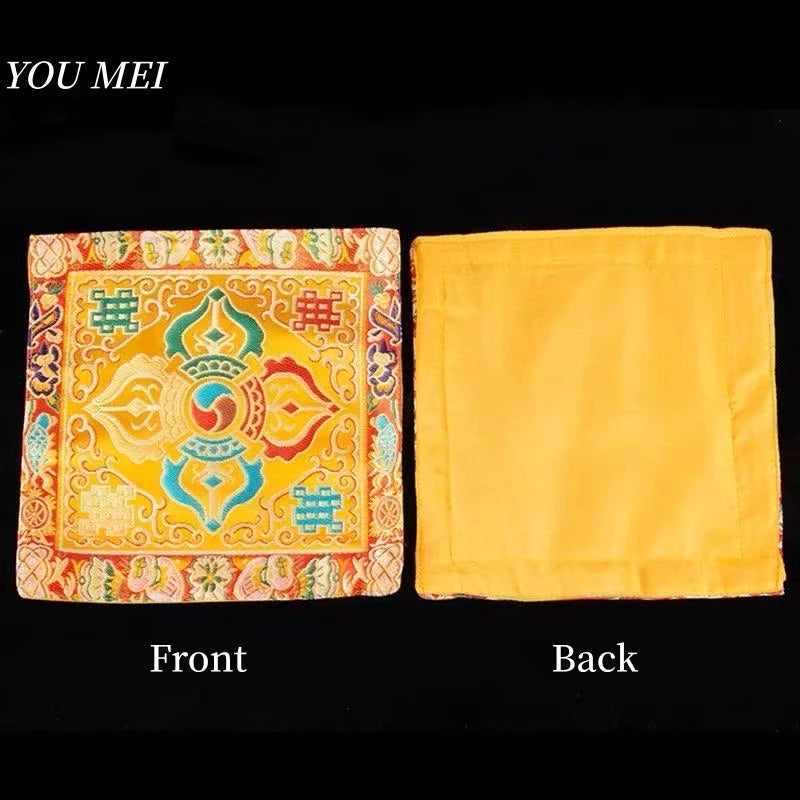 serviettes traditionnelles multicolores brodées motifs floraux géométriques opaques