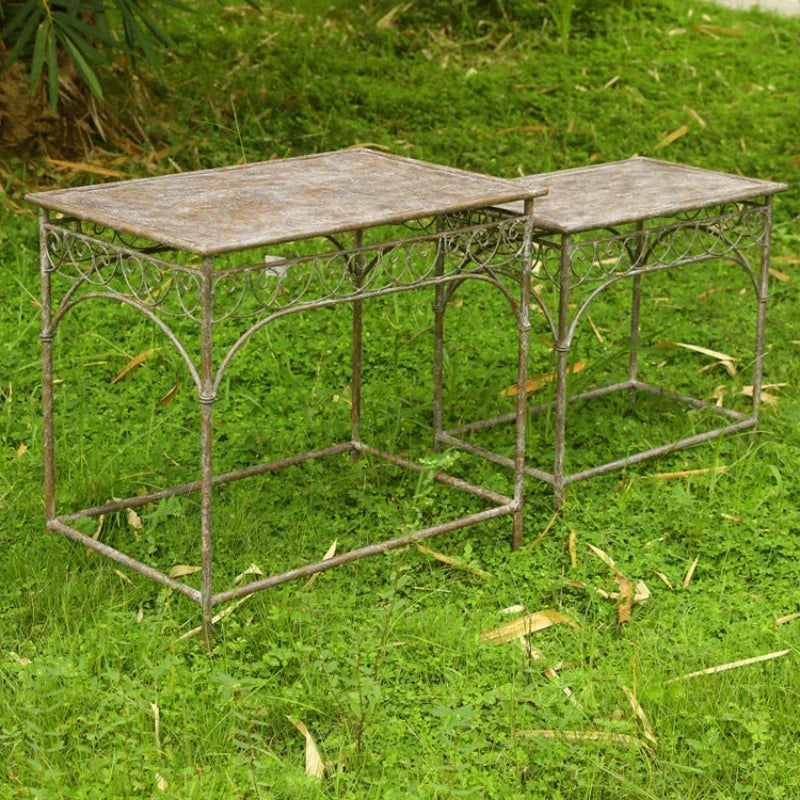 table basse extérieure vintage métal gris motifs floraux jardin rustique petite taille