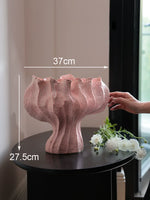 vase moderne porcelaine rose pâle ondulé décoration maison salon arrangement floral