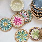 tapis tasse bohème motifs floraux assiettes décoratives cercles colorés bord marron tresse artisanal table