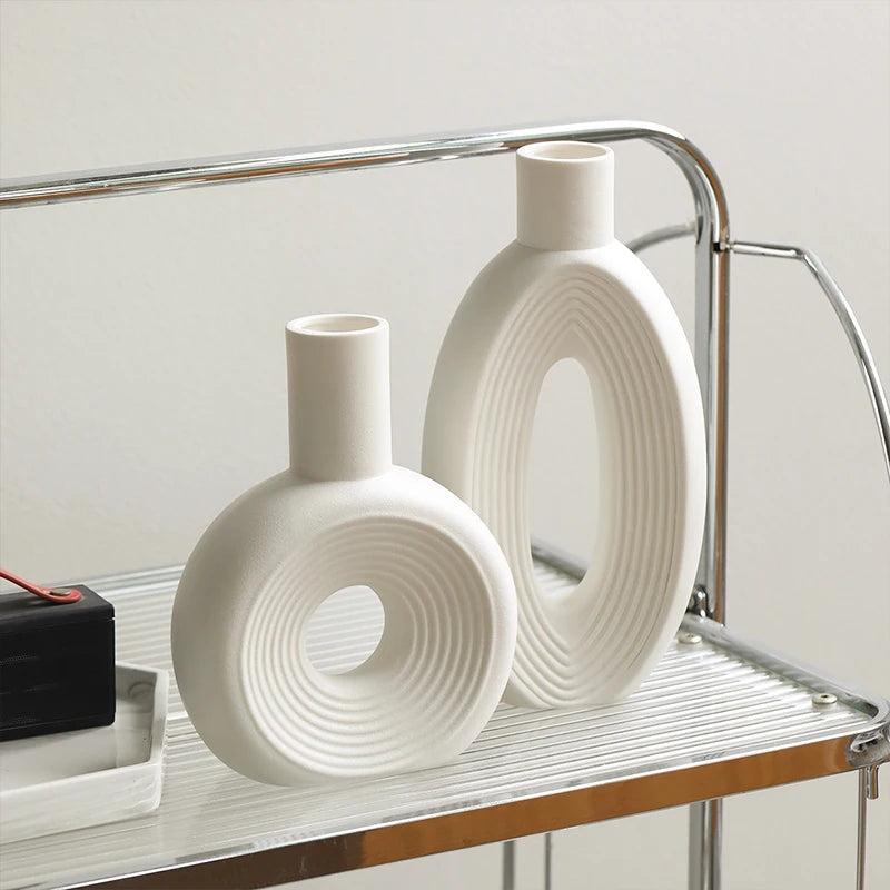 vases blancs modernes céramique rondes lignes horizontales décoration intérieure simple