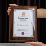 cadres photo bois marron minimaliste argentés transparents documents certificats