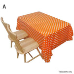 nappe table rouge bleu clair moderne points blancs assiettes couverts décoration cuisine vases fleurs