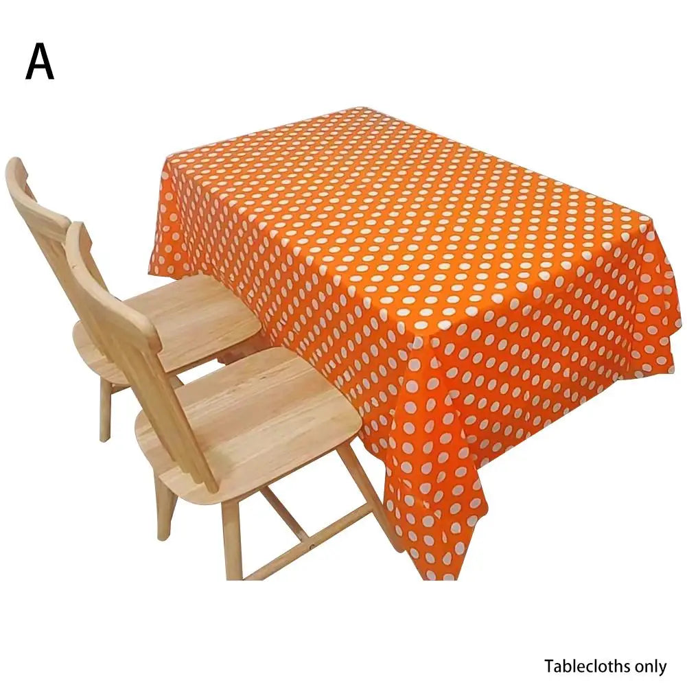 nappe table rouge bleu clair moderne points blancs assiettes couverts décoration cuisine vases fleurs