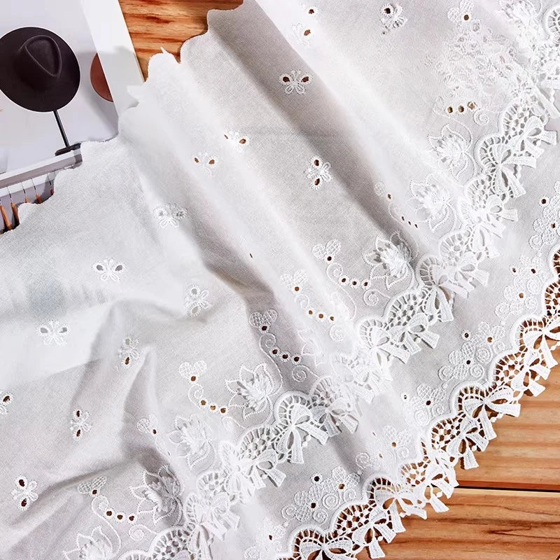 tissu coton blanc broderie papillons fleurs bordure dentelée classique opacité travaux manuels