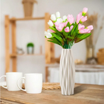 vase moderne plastique rose blanc motifs ondulés décoration florale artificielle table minimaliste