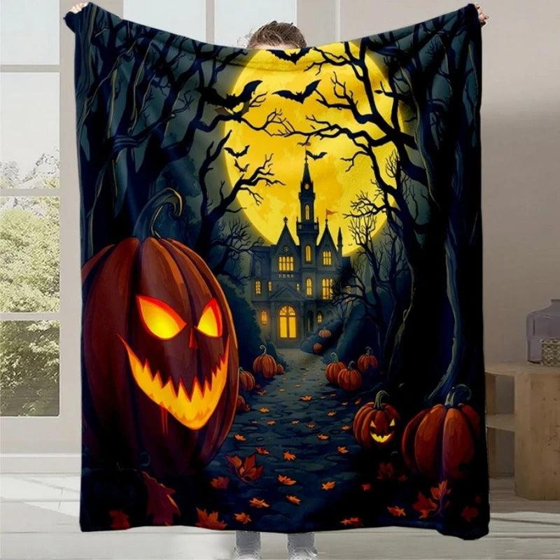 Cette image montre une scène d'Halloween avec un château hanté, un ciel nocturne avec une pleine lune, des citrouilles aux visages effrayants et des chauves-souris volant au-dessus.