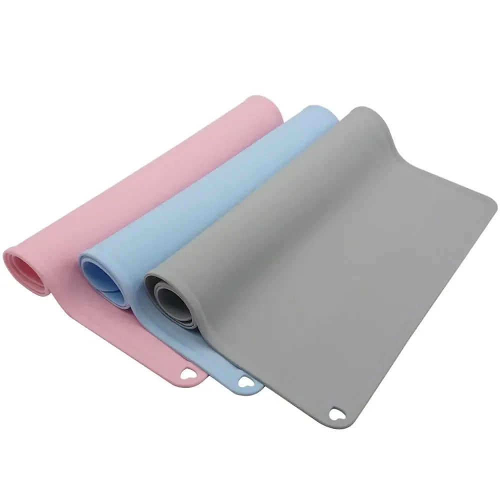 tapis imperméable silicone gris rose bleu clair lisse moderne chiens bol