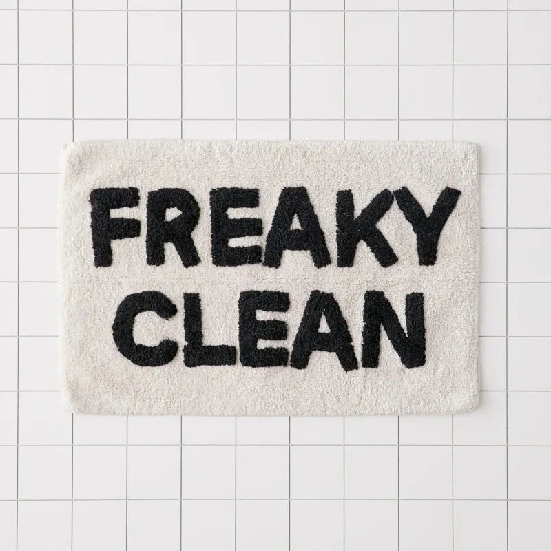 tapis bain blanc lettres noires brodées moderne absorbant antidérapant respectueux environnement texture épaisse salles