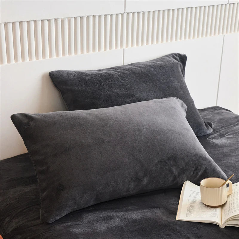 taies d'oreiller velours polyester bleu marine zip doré contemporain maison simple