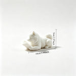 statue chien couché livre ouvert blanc noir décoration intérieur 10cm longueur 5cm hauteur festive