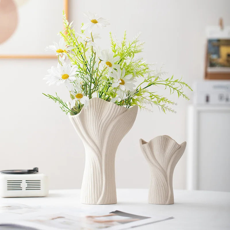 vase céramique texturé fleurs séchées feuilles vertes intérieur moderne minimaliste