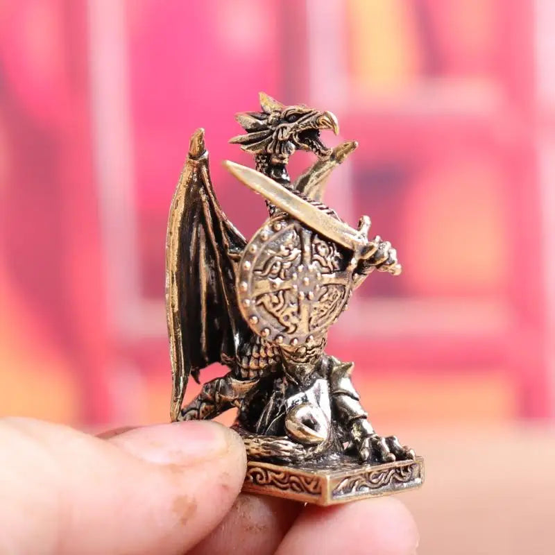 figurine dragon or argent métal détaillée épée bouclier base gravée fantastique médiéval maison