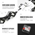 horloge murale numérique minimaliste moderne noire blanche chiffres relief effets découpe cadran lisse fixée