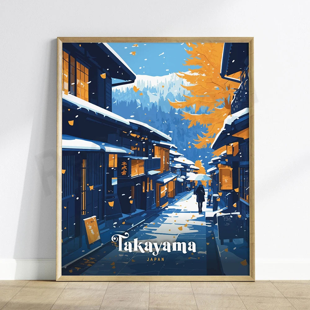 Paysage d'hiver de la ville japonaise de Takayama, avec ses maisons traditionnelles en bois, des arbres aux feuilles orangées et une personne marchant sur la rue enneigée.