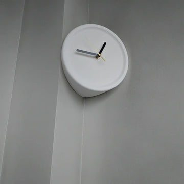 horloge murale moderne minimaliste rouge blanche gris bleu jaune visage unique aiguille silencieuse salon