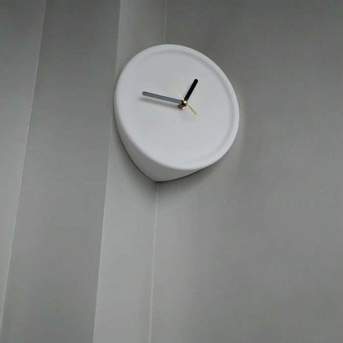 horloge murale moderne minimaliste rouge blanche gris bleu jaune visage unique aiguille silencieuse salon
