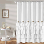 Image d'un rideau de douche design aux motifs floraux dans un intérieur de salle de bain moderne, suspendu à une tringle de douche en acier inoxydable. La salle de bain comprend également des accessoires de plomberie élégants, un traitement de fenêtre pour la confidentialité, et une plante d'intérieur pour une touche de verdure, mettant en valeur les dernières tendances en matière de design d'intérieur et de plomberie.