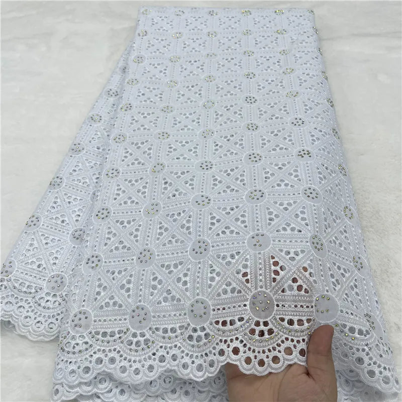 tissu dentelle coton blanc motifs floraux broderie strass robe couture luxe