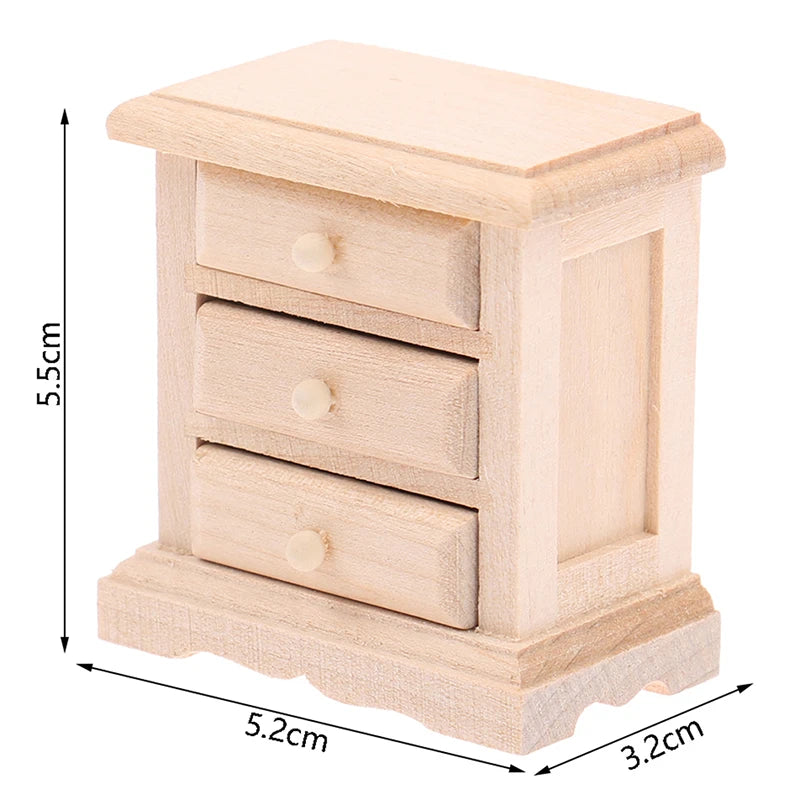 commode miniature bois naturel claire finition classique tiroirs poignées pieds sculptés horloge livre fleurs