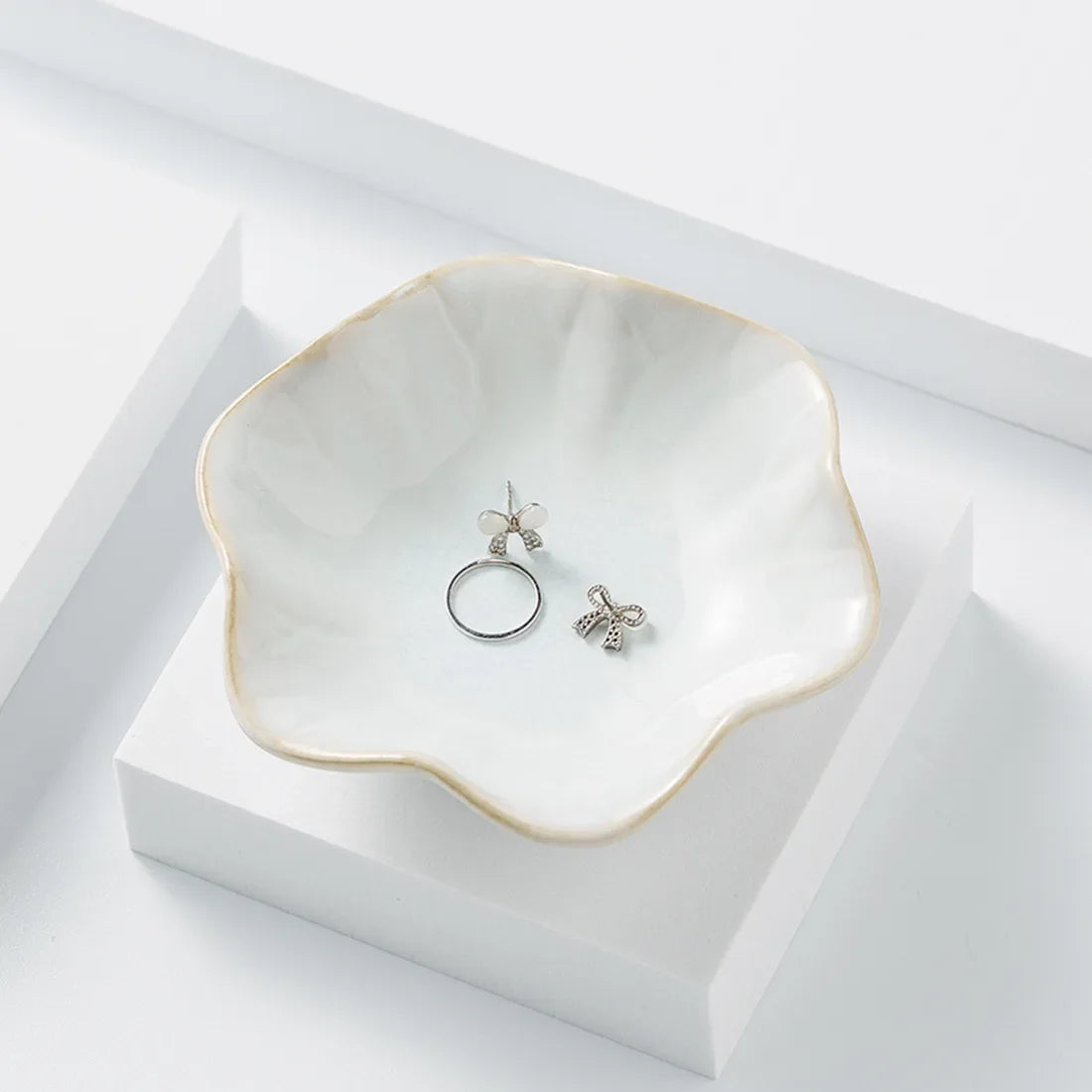 assiettes bijoux rose clair blanc bleu clair texture marbrée moderne élégant opacité