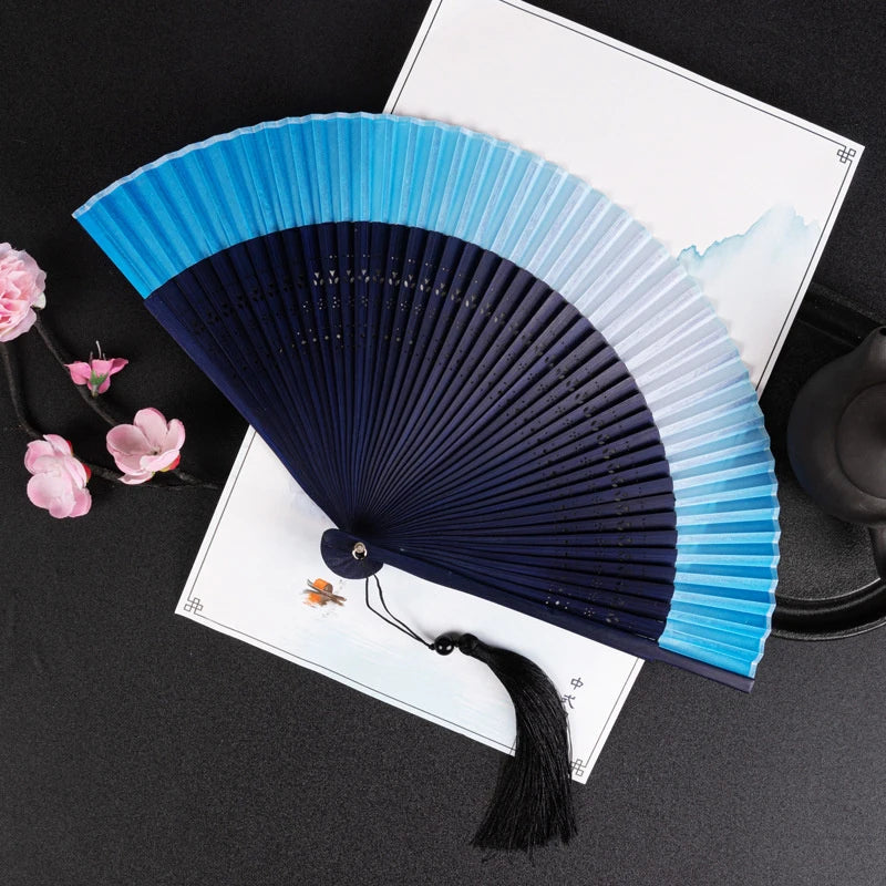éventail pliant traditionnel vert foncé noir marron clair décoration mariage accessoire fête parfumé chinois