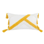 Oreiller décoratif blanc et jaune avec des glands décoratifs.