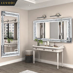 Un intérieur moderne et élégant avec des miroirs ornés qui reflètent la lumière naturelle, une coiffeuse blanche dotée de tiroirs pratiques et des accessoires de décoration qui complètent harmonieusement l'ensemble.