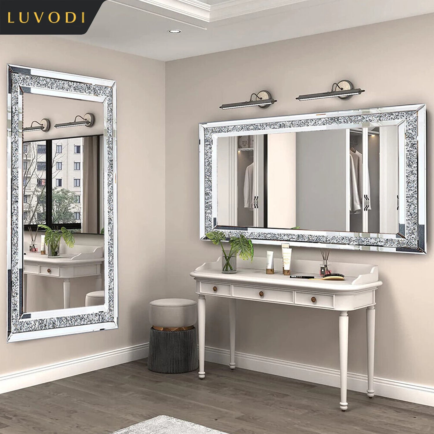 Un intérieur moderne et élégant avec des miroirs ornés qui reflètent la lumière naturelle, une coiffeuse blanche dotée de tiroirs pratiques et des accessoires de décoration qui complètent harmonieusement l'ensemble.