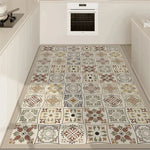 Carreaux de sol multicolores décorés de motifs floraux et géométriques élégants, offrant une touche de style unique à cette cuisine blanche moderne.