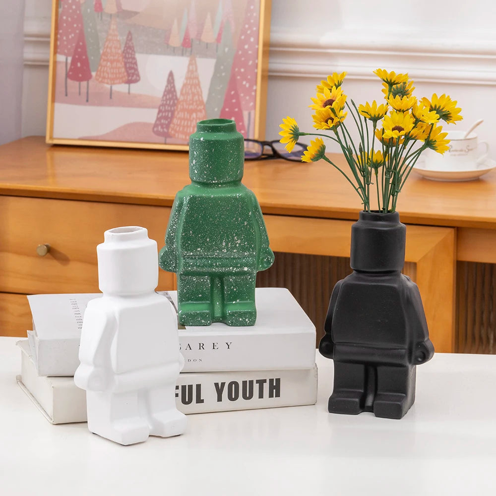 vase moderne figurine lego noir blanc vert fleurs eucalyptus branches cônes pins ludique décoration
