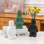 vase moderne figurine lego noir blanc vert fleurs eucalyptus branches cônes pins ludique décoration