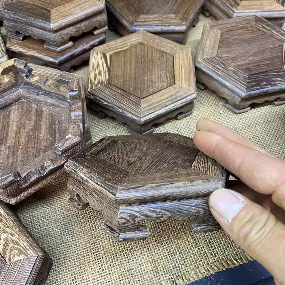 supports décoratifs bois marron rustiques hexagonaux vases figurines intérieur