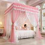Une chambre somptueuse avec un lit à baldaquin rose, donnant un air de raffinement et de douceur à l'ensemble.