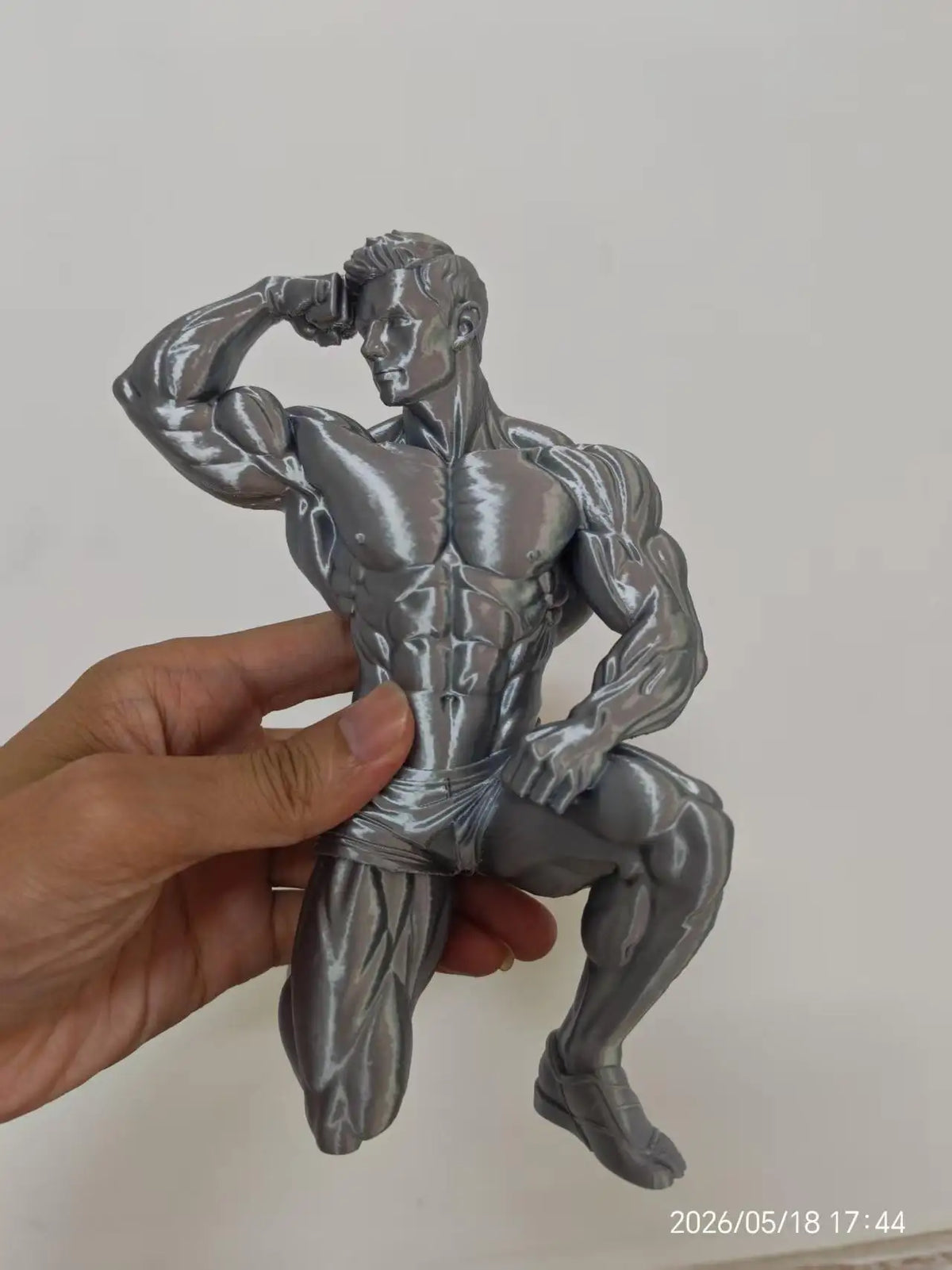 statue fitness réaliste musclé décoration sport muscle détaillé texture granulée blanc gris métallisé bracelet
