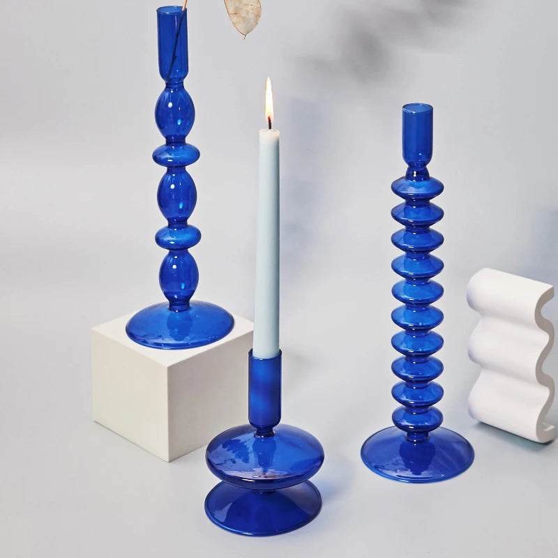 bougeoir moderne verre bleu cobalt texture ondulée décoration intérieure vase support blanc bougie blanche