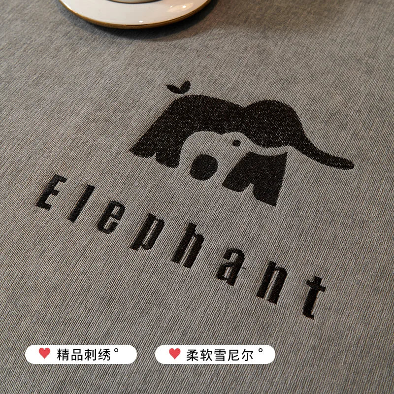 Le t-shirt présente un élégant design de l'éléphant, illustrant parfaitement la marque et transmettant son identité visuelle.