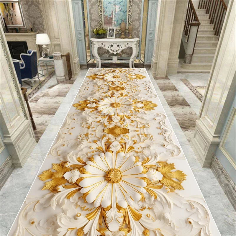 Table en marbre blanc et or avec des motifs floraux sculptés en relief, placée dans un décor intérieur élégant et luxueux.