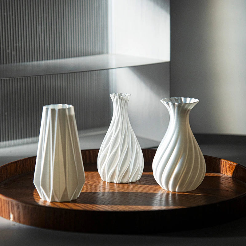 vase décoratif moderne minimaliste motif ondulé spirale opaque fleurs lilas violet table maison salon