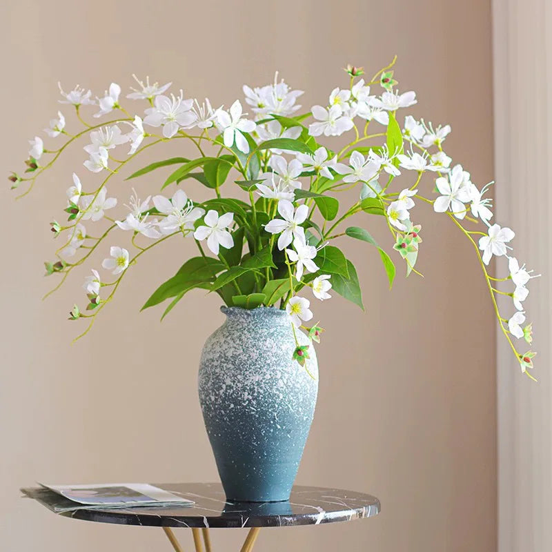 bouquet artificiel fleurs simples feuilles vertes blanc bleu moderne intérieur décoration mariage anniversaire